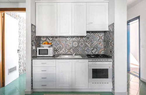 Vignacastrisi Apartment | Casa Metide - Modern Retreat Steps from Castro's Beach