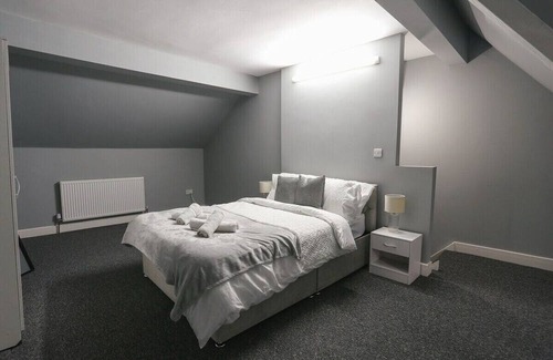 Seisdon Apartment | Luxury 2-Bedroom Apartment Near NEC/Airport/City