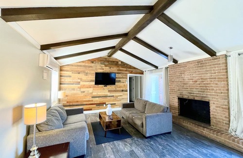Brent House | Experience Camp White Oak House: Spa & Family-Friendly Escape