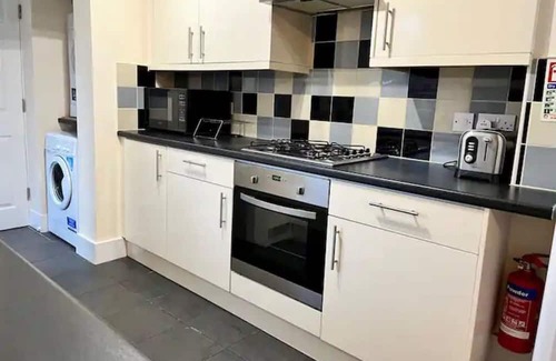 Watford House | Pass the Keys | Large Family Friendly 5 Bed House in Watford
