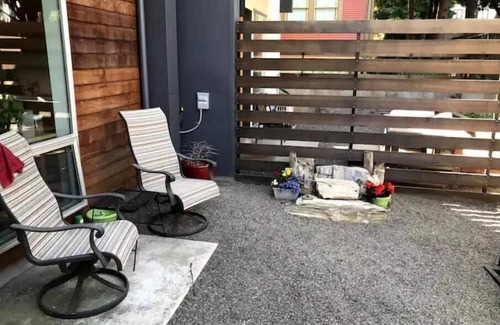 Buckman Neighborhood Apartment | Relaxing Studio in Inner Southeast - Pet Friendly Escape