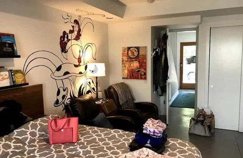 Buckman Neighborhood Apartment | Relaxing Studio in Inner Southeast - Pet Friendly Escape