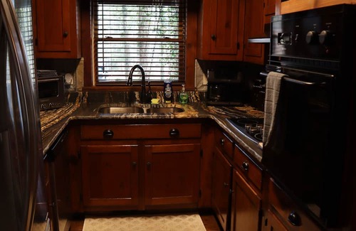 Calhoun Cabin | Pet-Friendly Holland House Cabin: Guests Rate 10/10!