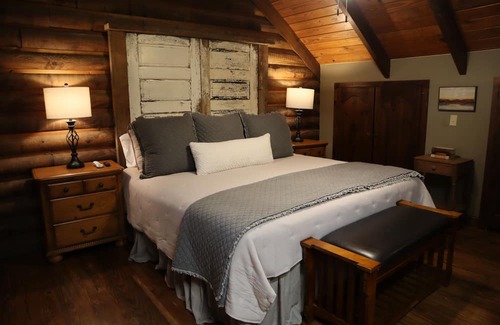 Calhoun Cabin | Pet-Friendly Holland House Cabin: Guests Rate 10/10!
