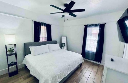 Deming House | Casa Bella - Centrally Located Family-Friendly Retreat