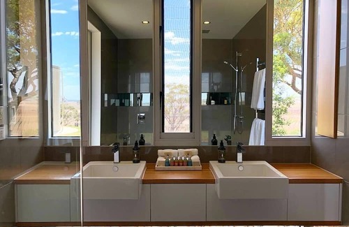 Lyndoch House | Barossa Glasshouse - Idyllic Escape with Breathtaking Views