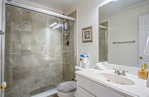 Garland House | Cozy Family Retreat in Garland with Spa and Hot Tub
