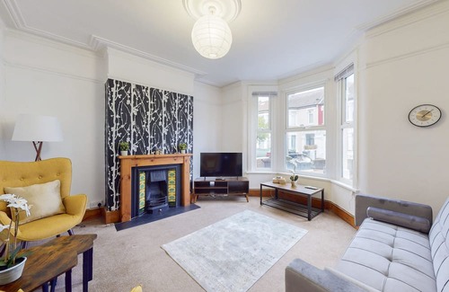 Leyton Apartment | Inviting 1BD Flat with Private Garden in Leyton