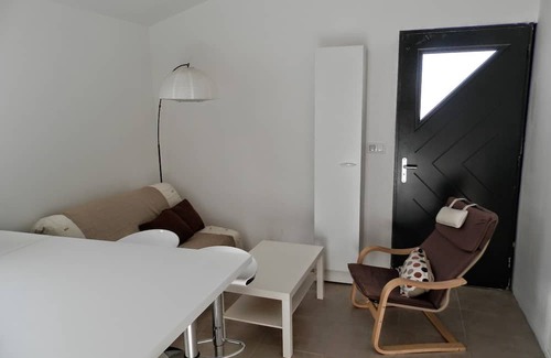 Avignon Cabin | Discover Apartment with Free Parking & Outdoor Courtyard