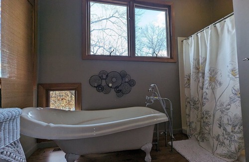 Sharon House | Peaceful Lakefront Retreat with Pool Near Boston & Foxboro