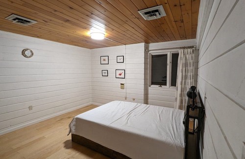 Sharon House | Peaceful Lakefront Retreat with Pool Near Boston & Foxboro