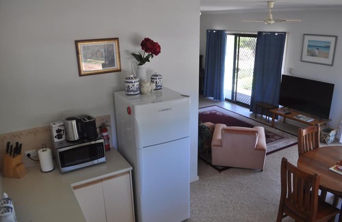 Island Beach Cottage | Relax at Nan's Cottage: Nature Retreat Near the Beach