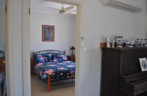 Island Beach Cottage | Relax at Nan's Cottage: Nature Retreat Near the Beach