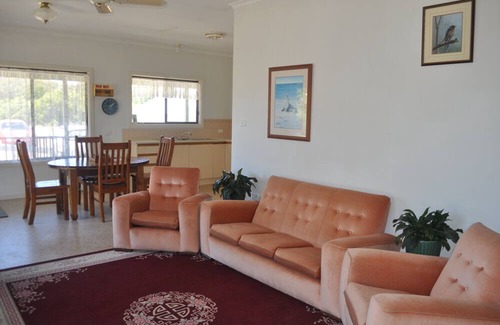 Island Beach Cottage | Relax at Nan's Cottage: Nature Retreat Near the Beach