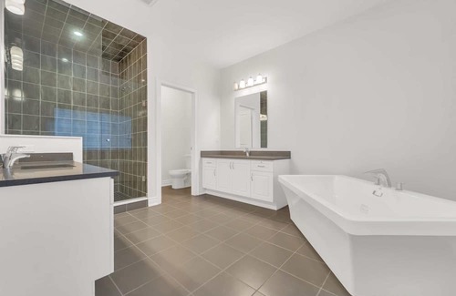 Oakville House | Elegant 5-Bedroom House in Oakville - Family-Friendly Stay