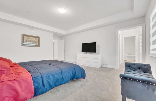 Oakville House | Elegant 5-Bedroom House in Oakville - Family-Friendly Stay