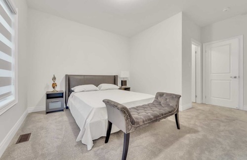 Oakville House | Elegant 5-Bedroom House in Oakville - Family-Friendly Stay