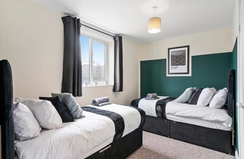 New Forest District Apartment | Budget-Friendly 3-Bed Escape in Southampton with Kitchen