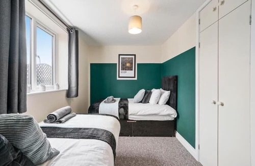 New Forest District Apartment | Budget-Friendly 3-Bed Escape in Southampton with Kitchen