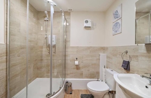 New Forest District Apartment | Budget-Friendly 3-Bed Escape in Southampton with Kitchen