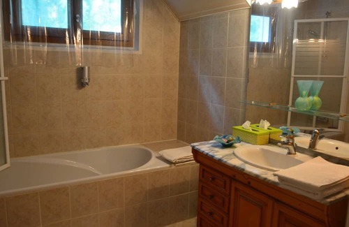 Ligny-le-Ribault Bed & Breakfast | Cozy Guestroom in Ligny-le-Ribault with Spa & Kitchen