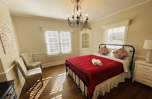 Clemmons House | Find Tranquility at the Distinctive Excelsior Retreat