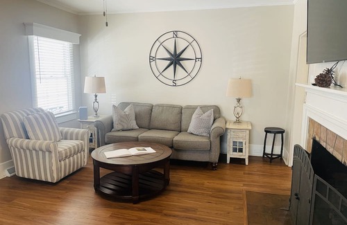 Clemmons House | Find Tranquility at the Distinctive Excelsior Retreat