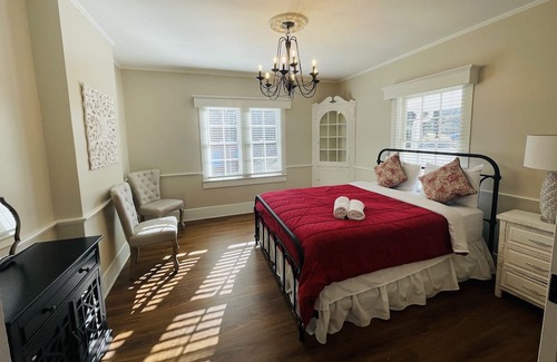 Clemmons House | Find Tranquility at the Distinctive Excelsior Retreat