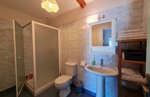 Cravant Bed & Breakfast | Cozy Guestroom Cravant: Ideal Studio Flat for Two