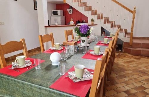 Cravant Bed & Breakfast | Cozy Guestroom Cravant: Ideal Studio Flat for Two