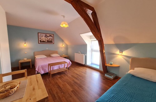 Cravant Bed & Breakfast | Comfortable Guestroom Cravant Studio Flat for 3 with Spa