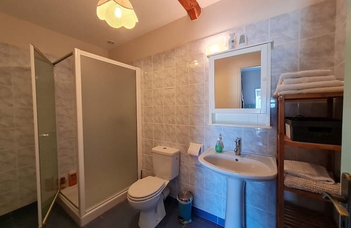 Cravant Bed & Breakfast | Comfortable Guestroom Cravant Studio Flat for 3 with Spa