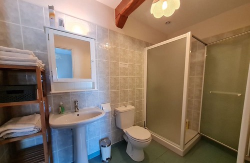 Cravant Bed & Breakfast | Cozy Guestroom Cravant: Perfect for Families with Kitchen