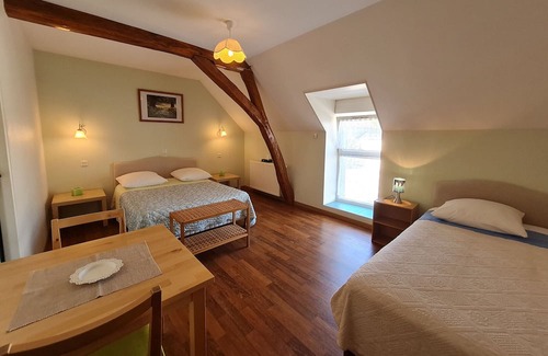 Cravant Bed & Breakfast | Cozy Guestroom Cravant: Perfect for Families with Kitchen
