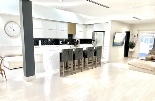 Canoga Park House | Modern Gated Retreat with Guesthouse and Ocean Views