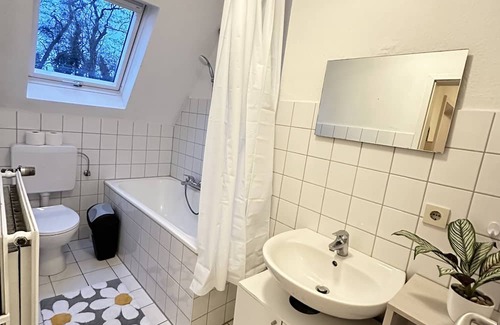 Guetersloh Apartment | Comfortable Apartment in Gütersloh with Two Queen Beds