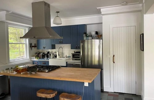 Kingston House | Waterfront Lake House with Scenic Views and Pet-Friendly Stays