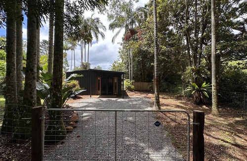 Montville House | Idyllic Guesthouse in Montville Surrounded by Tropical Beauty