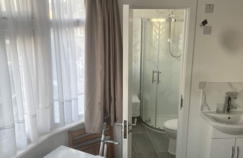 South Harrow Apartment | New Studio Flat Near Central London, Pet and Child Friendly