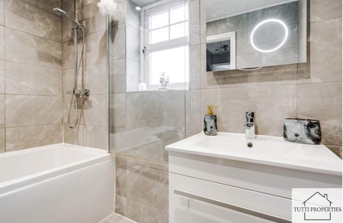 Kirkby House | Cozy Home in Liverpool for Families and Contractors