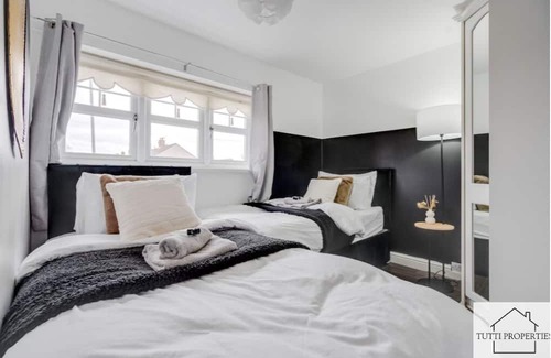 Kirkby House | Cozy Home in Liverpool for Families and Contractors