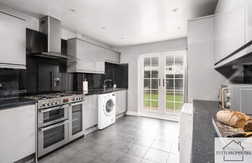 Kirkby House | Cozy Home in Liverpool for Families and Contractors