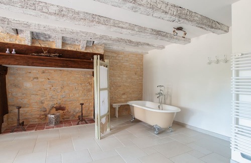Degagnac House | Inviting Holiday Home with Heated Pool & Family Amenities