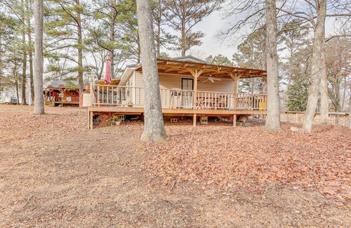 Parsons Cottage | Cozy Brodies Landing Cottage - Steps from Lick Creek!
