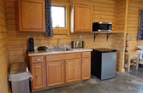 Sunset House | Inviting Mountain Pine Cabin Near Keowee-Toxaway