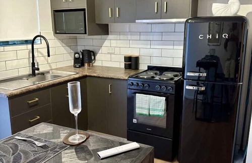 Edge Hill Apartment | Inviting Edge Hill Studio Villa with Kitchen & Family Amenities