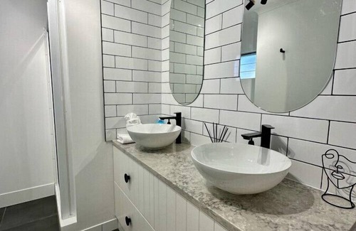Edge Hill Apartment | Inviting Edge Hill Studio Villa with Kitchen & Family Amenities