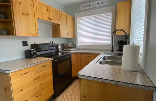 Okanagan-Similkameen Apartment | Falconridge Villa Guest Suite: Embrace Peace by the Ocean