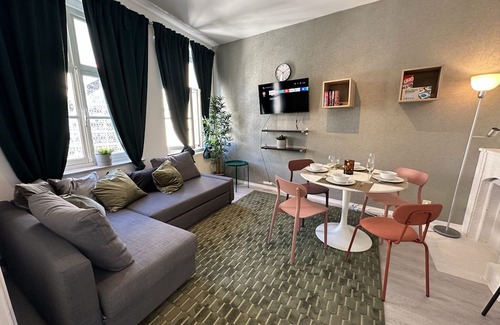 Quartier Saint-Gery - Sint-Gorikswijk Apartment | Inviting Apartment in the Heart of Brussels with Spa Access