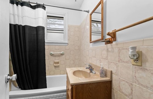Marmora House | Budget-Friendly Lakeside Retreat with Family Amenities
